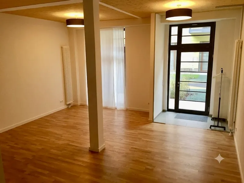 Traumhaftes Wohnen im historischen Postamt: Stilvolle Maisonette mit Loft-Charakter & Concierge — photo 1